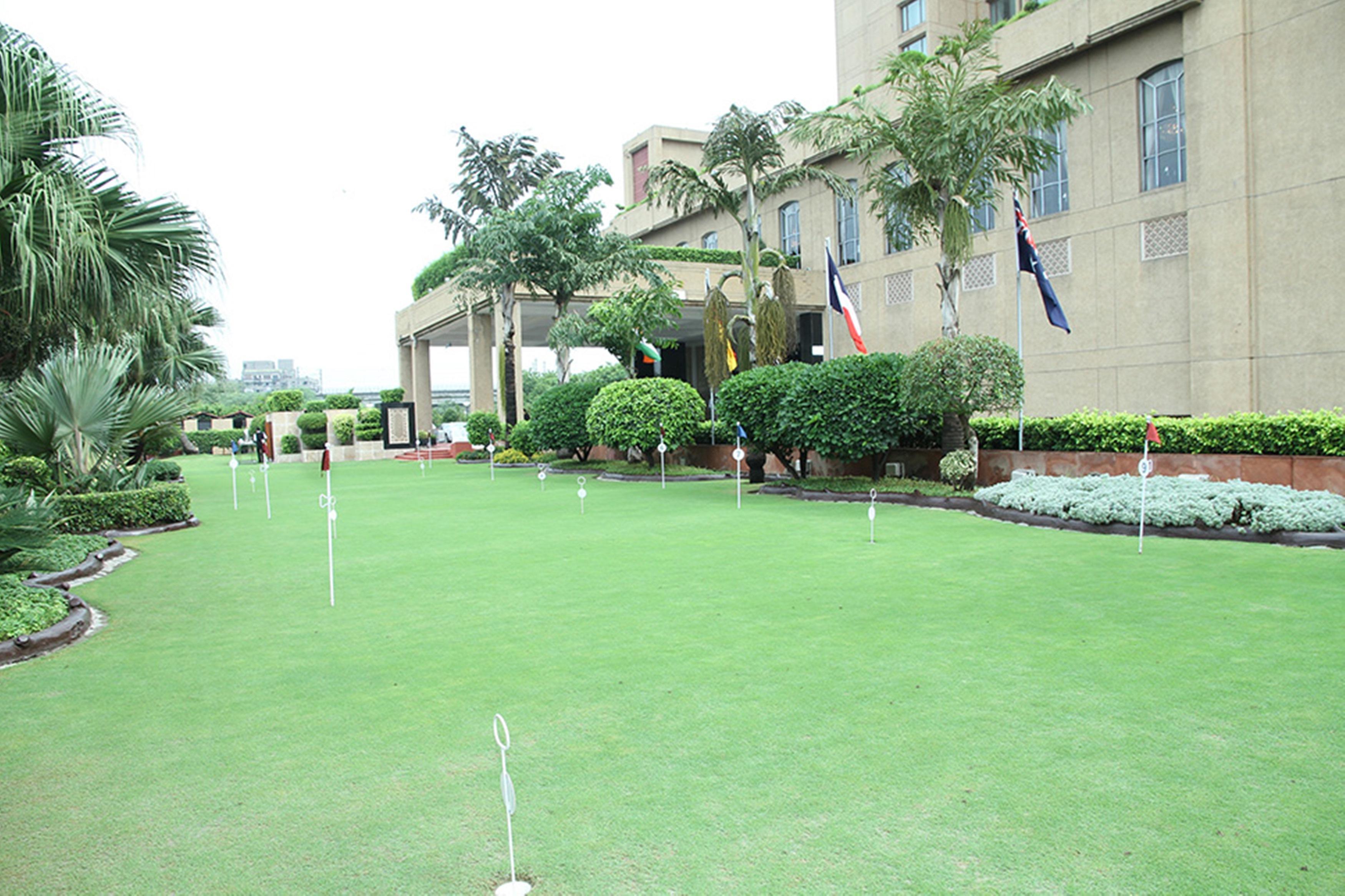 Eros Hotel New Delhi, Nehru Place Exterior foto The lawn of the Australian embassy in New Delhi