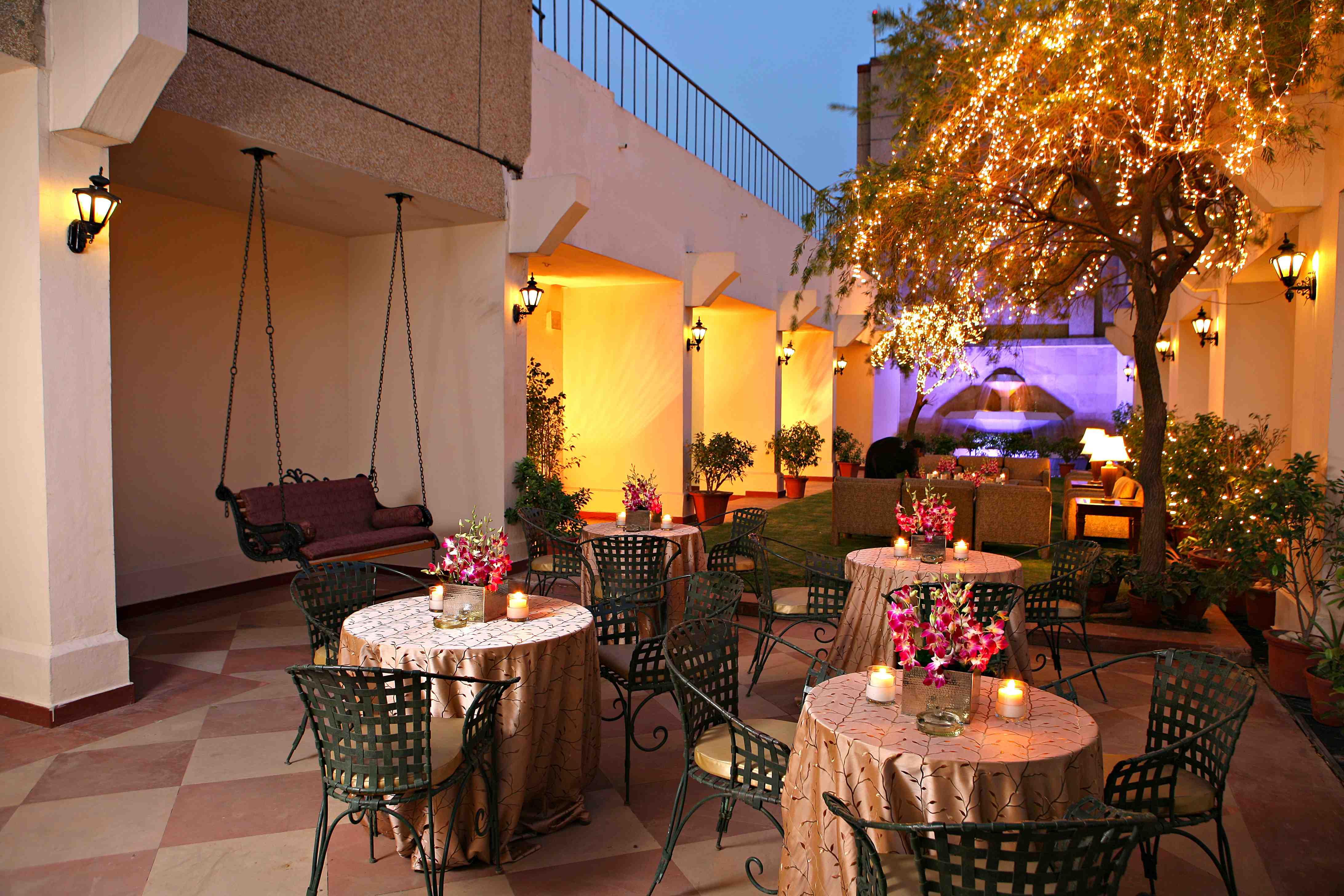 Eros Hotel New Delhi, Nehru Place Exterior foto The hotel's courtyard