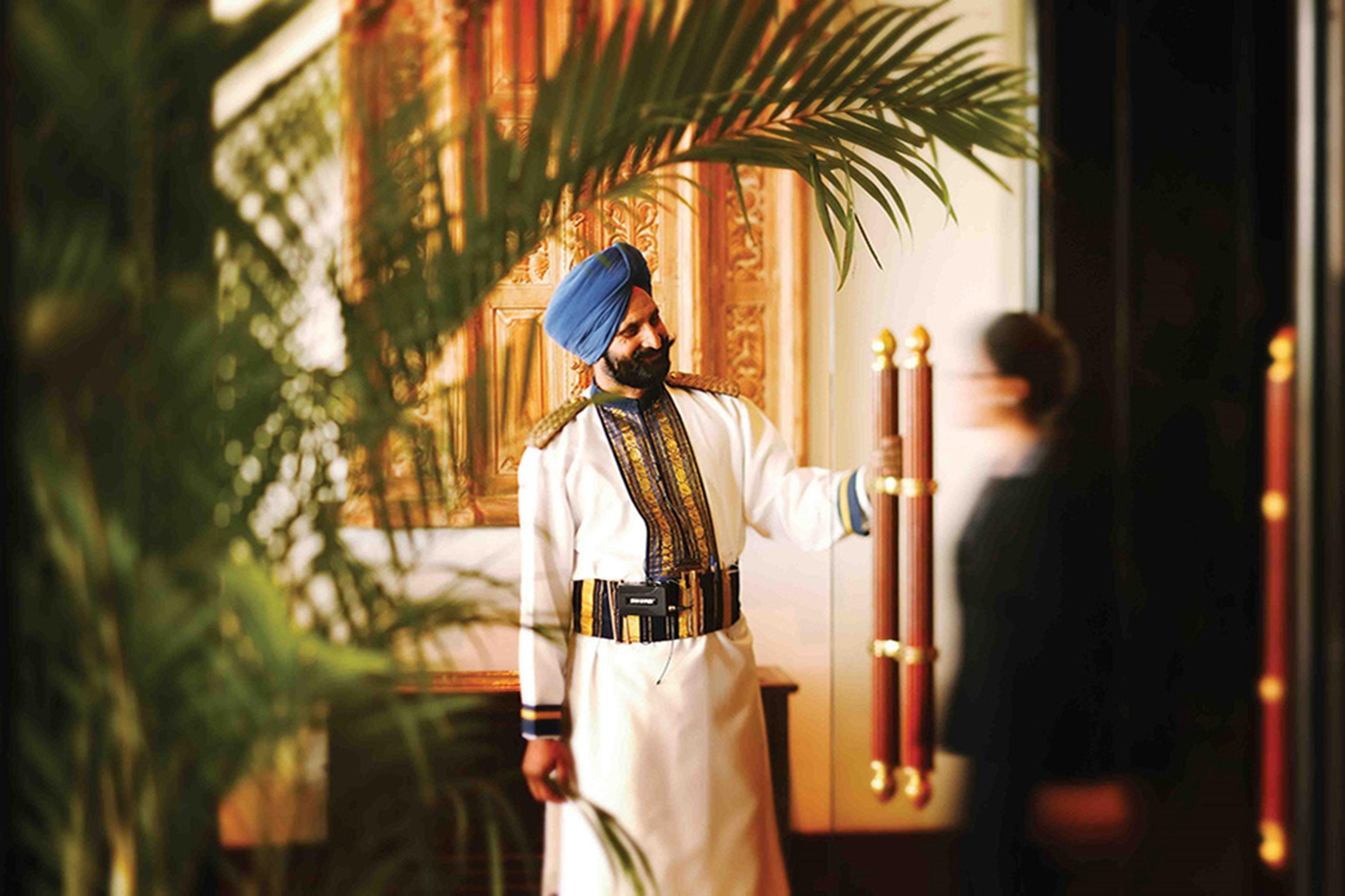 Eros Hotel New Delhi, Nehru Place Exterior foto A doorman at the Taj Mahal Palace, Mumbai