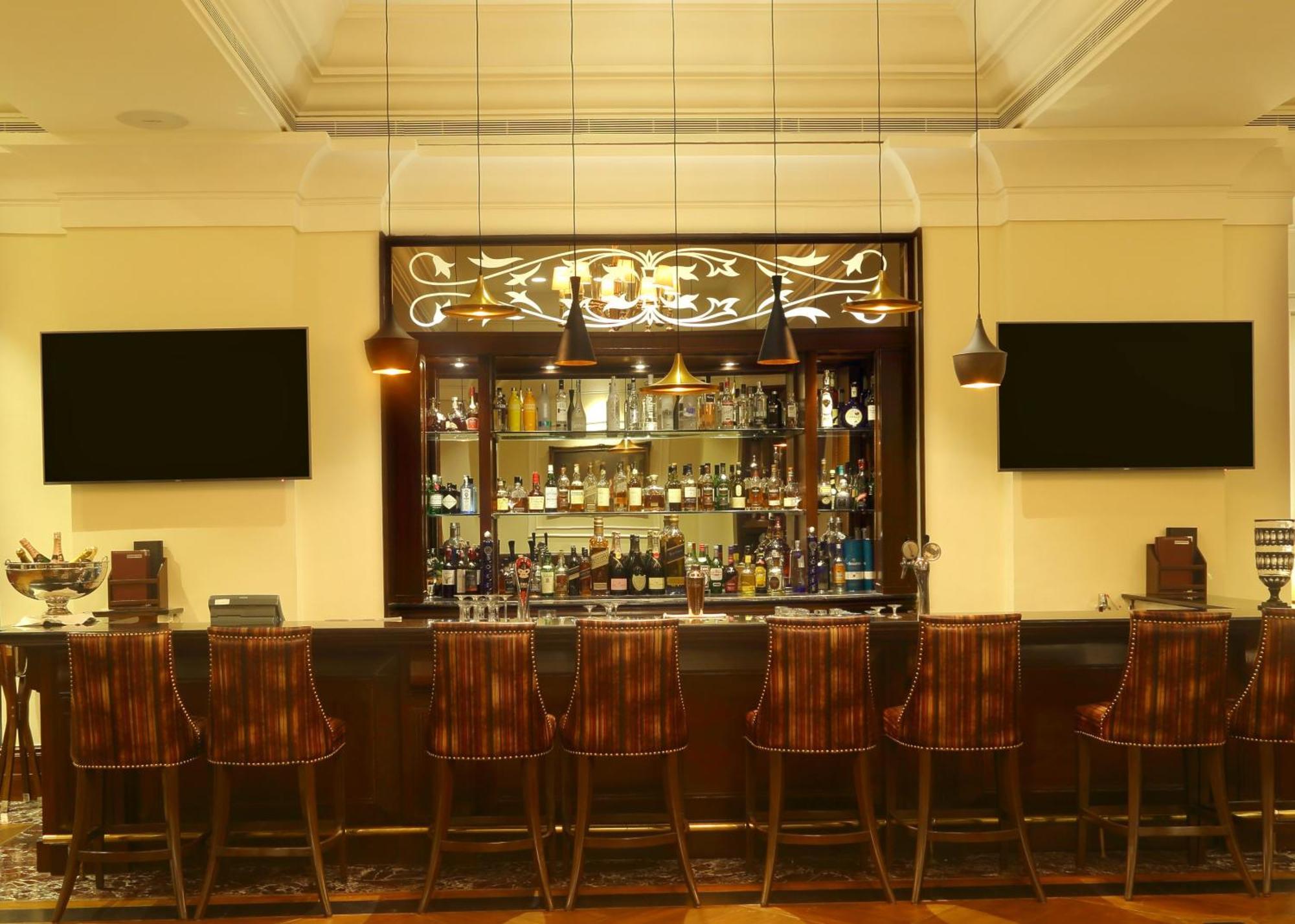 Eros Hotel New Delhi, Nehru Place Exterior foto The bar at the Imperial