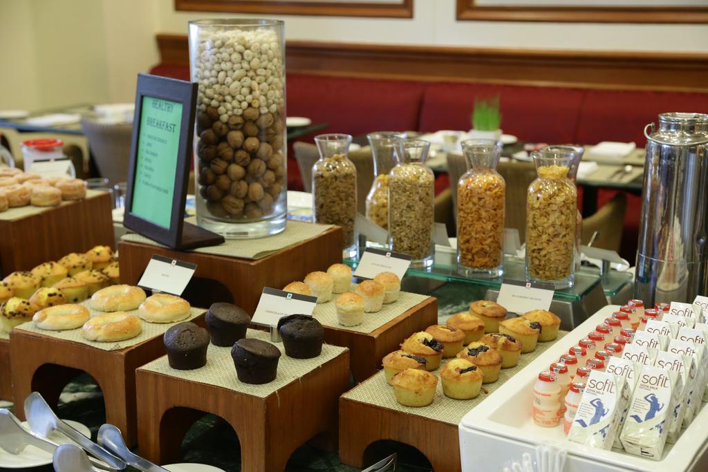 Eros Hotel New Delhi, Nehru Place Exterior foto A selection of breakfast items