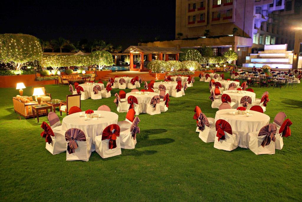 Eros Hotel New Delhi, Nehru Place Exterior foto The lawn at the Taj Bengal