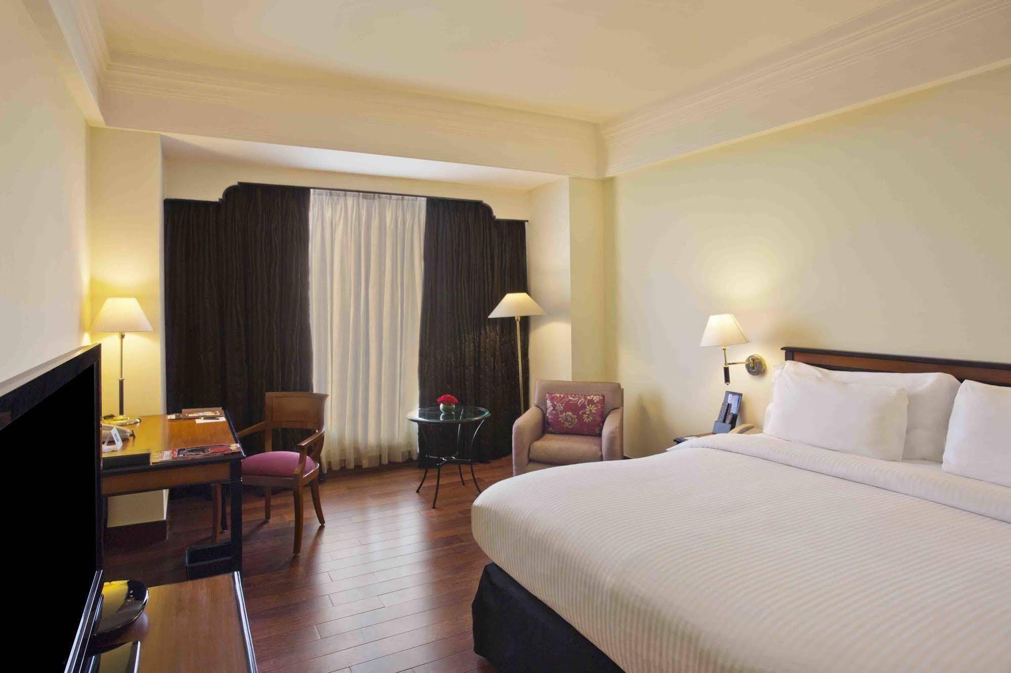 Eros Hotel New Delhi, Nehru Place Exterior foto A room at the hotel